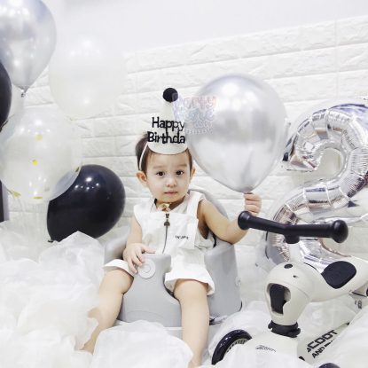 Bé trai đội nón sinh nhật vải nỉ màu trắng chữ Happy Birthday đen