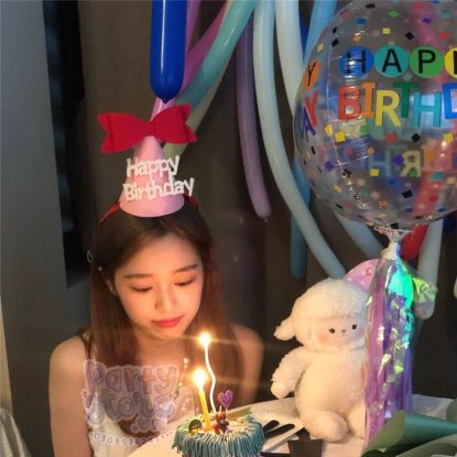 Cô gái đội nón sinh nhật vải nỉ màu hồng nơ đỏ chữ happy birthday