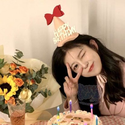 Cô gái đội nón sinh nhật vải nỉ màu hồng nơ đỏ chữ happy birthday