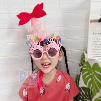 Bé gái đội nón sinh nhật vải nỉ hồng nơ đỏ, chữ happy birthday mang kính cupcake