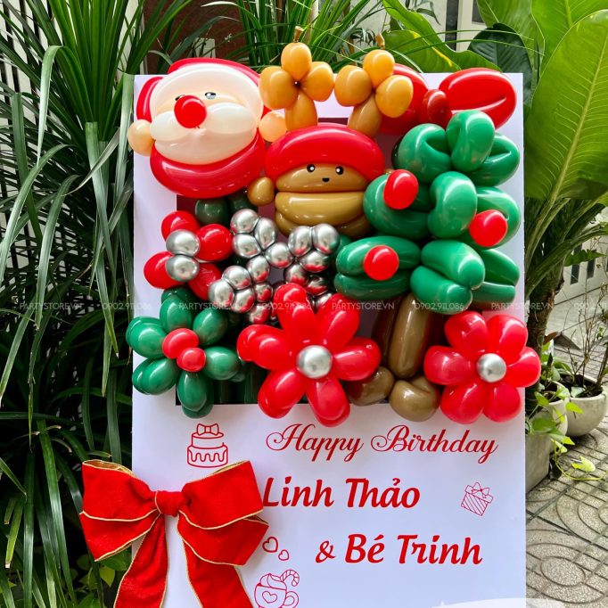 Bảng hoa bong bóng sinh nhật, chủ đề Noel, tone đỏ xanh – Linh Thảo & Bé Trinh