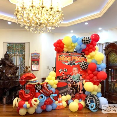 Backdrop sinh nhật chủ đề Đường Đua Tốc Độ, tone màu đỏ xanh vàng (Hồng Phúc)