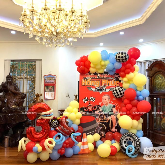 Backdrop sinh nhật chủ đề Đường Đua Tốc Độ, tone màu đỏ xanh vàng (Hồng Phúc)