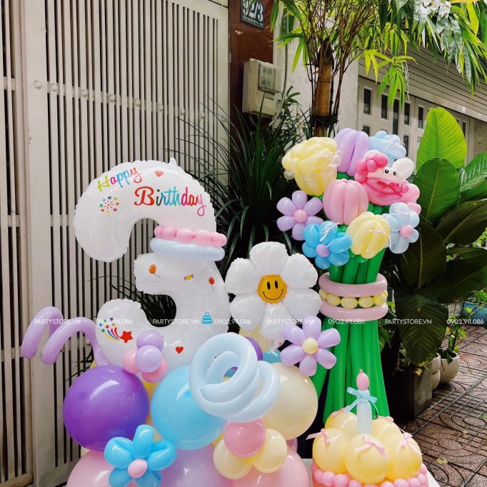 Trụ bong bóng sinh nhật tạo hình chủ đề Hello Kitty cùng vườn hoa, tone màu pastel