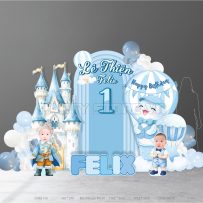 Mẫu phông cứng thôi nôi bé trai tông xanh pastel với lâu đài hoàng tử và khinh khí cầu đáng yêu.
