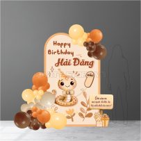 Mẫu phông cứng thôi nôi với linh vật rắn con đáng yêu, phù hợp tiệc sinh nhật 1 tuổi.