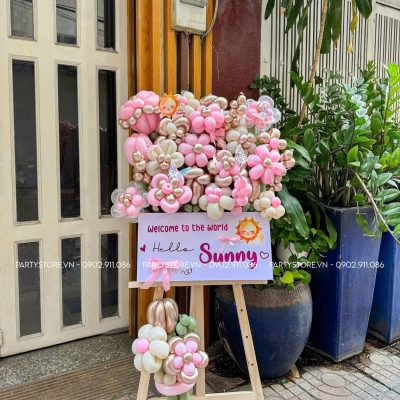 Bảng hoa bong bóng chào bé tone hồng kem trang trí hoa và bướm