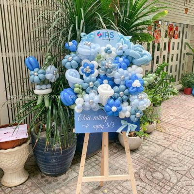 Bảng hoa bong bóng chúc mừng ngày 8/3 cho doanh nghiệp IPS tone xanh dương trắng
