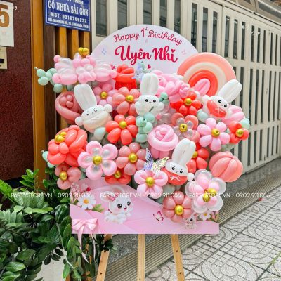 Bảng hoa bong bóng sinh nhật bé gái 1 tuổi chủ đề thỏ tone hồng pastel của bé Uyên Nhi