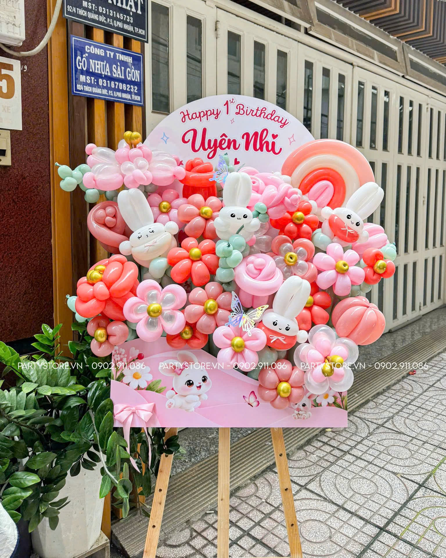 Bảng hoa bong bóng sinh nhật bé gái 1 tuổi chủ đề thỏ tone hồng pastel của bé Uyên Nhi