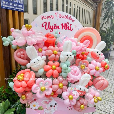 Bảng hoa bong bóng sinh nhật bé gái 1 tuổi chủ đề thỏ tone hồng pastel của bé Uyên Nhi