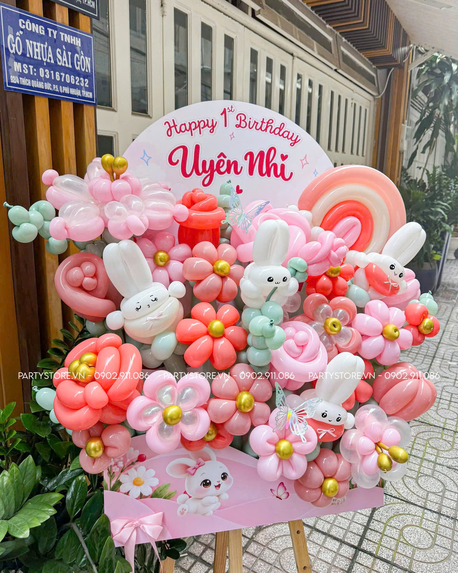 Bảng hoa bong bóng sinh nhật bé gái 1 tuổi chủ đề thỏ tone hồng pastel của bé Uyên Nhi