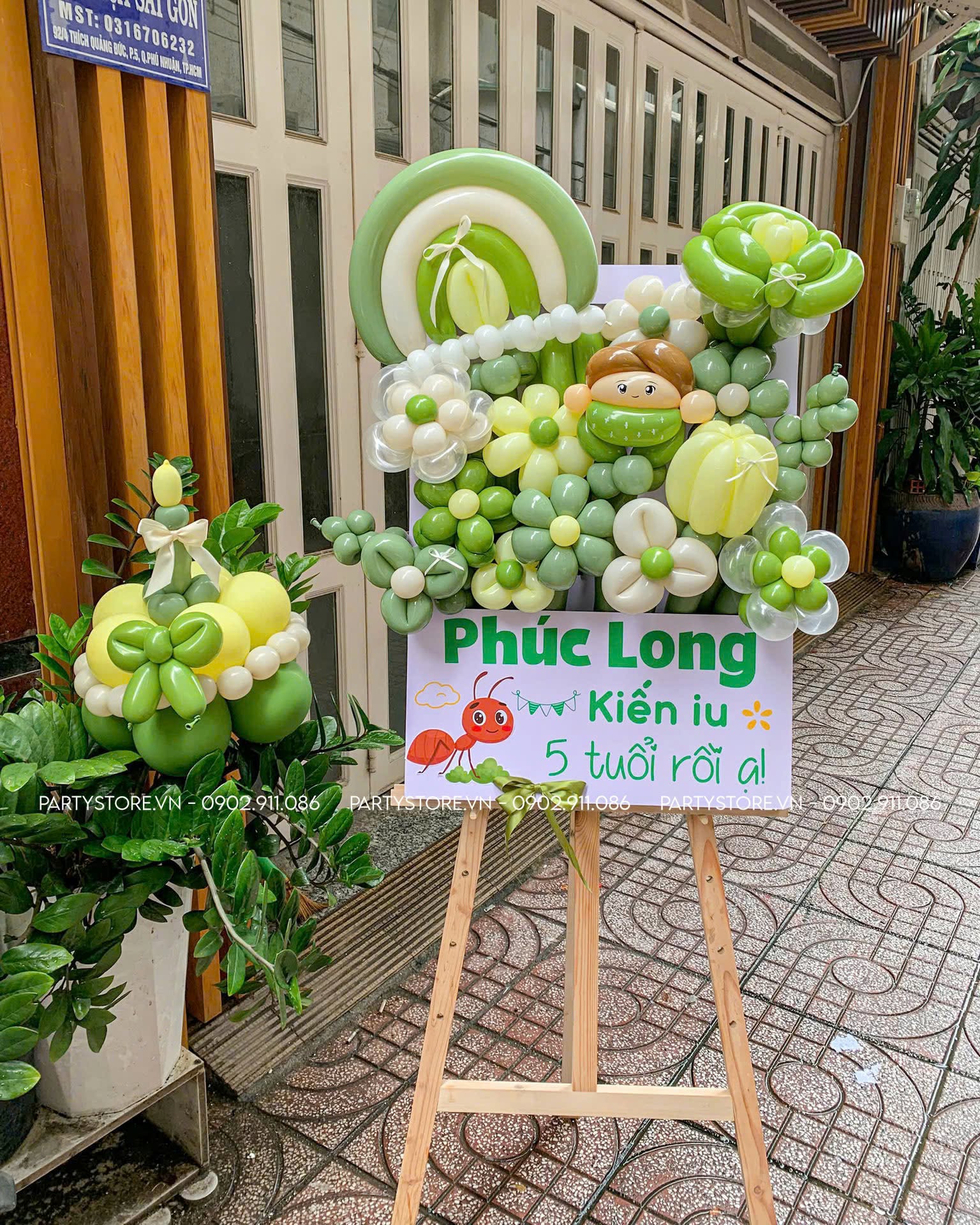 Bảng hoa bong bóng sinh nhật Phúc Long 5 tuổi tone xanh lá